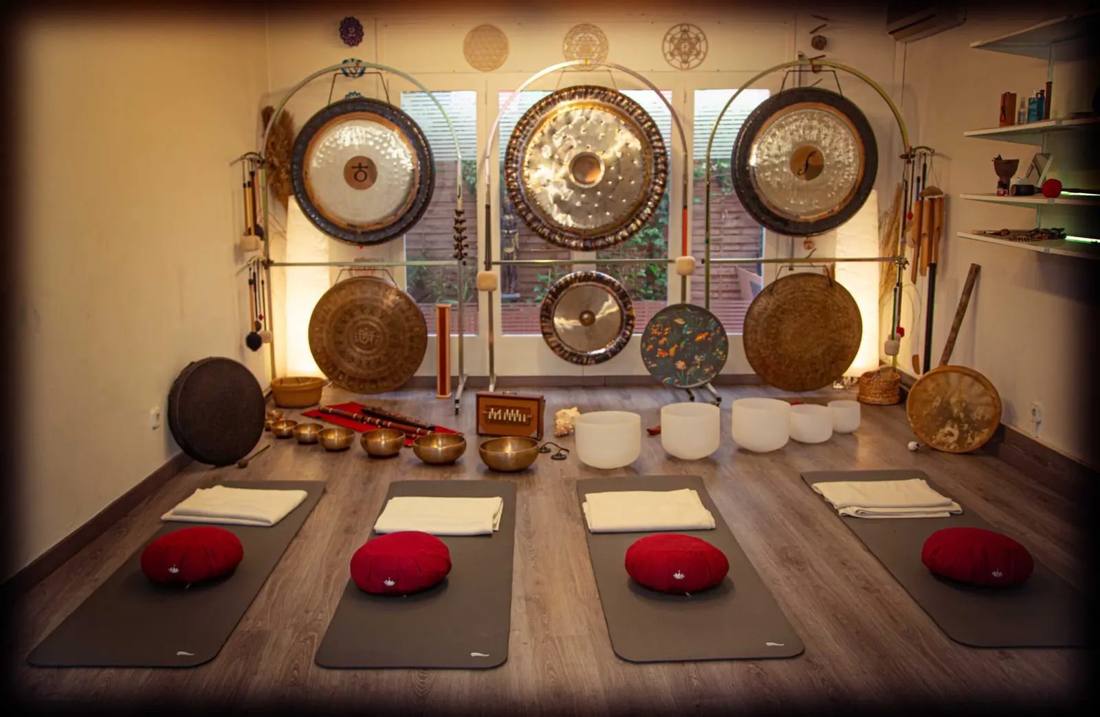 Sala preparada para un baño de gong en KAIMA